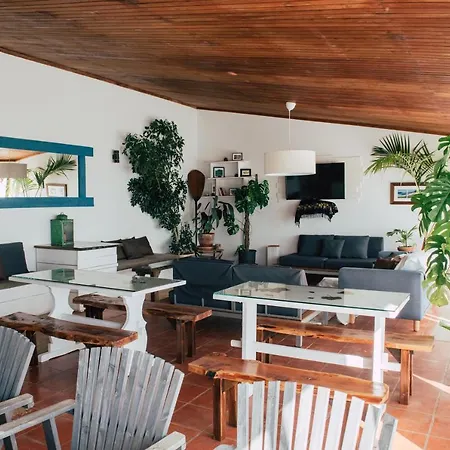 Surf By Laneez Hostal *