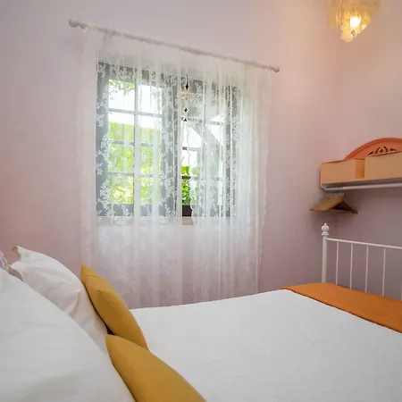 Surf By Laneez Hostal *