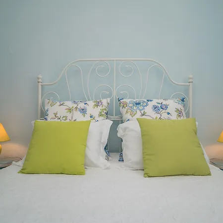 Surf By Laneez Hostal *